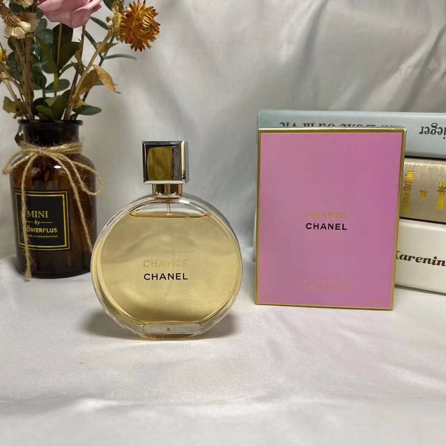 专柜品质法国Chanel 香奈儿黄邂逅浓香水铁盖 Ml女士Edpchanel首款圆形瓶身设计的香水，混合了风信子和鸢尾草味道的香氛。散发甜美的感觉之余，也带有感