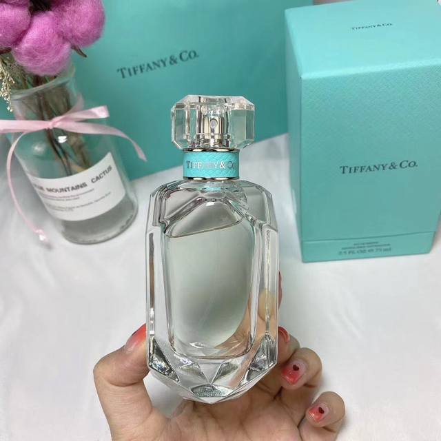 专柜品质Tiffany蒂芙尼钻石瓶女士香水75Ml！蒂芬妮香水Coty合作新款。香调：花香调，前调：柑桔，中调：鸢尾花，尾调：广藿香和麝香。