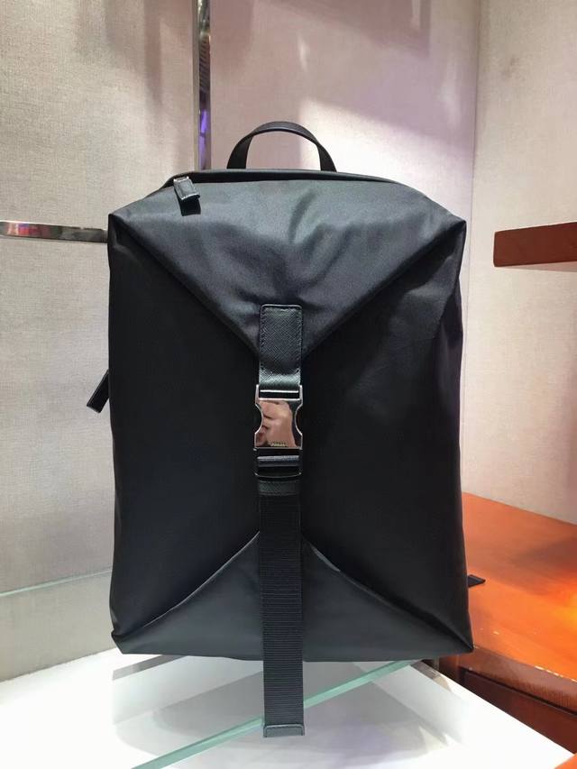 独家首发2Vz028多功能双肩包Zp开发，一毫不差采用进口尼龙面料和Saffiano牛皮。背面衬垫设计 十分舒适拉丝五金正面以全拉琏式和插扣设计，隐藏大口袋可方