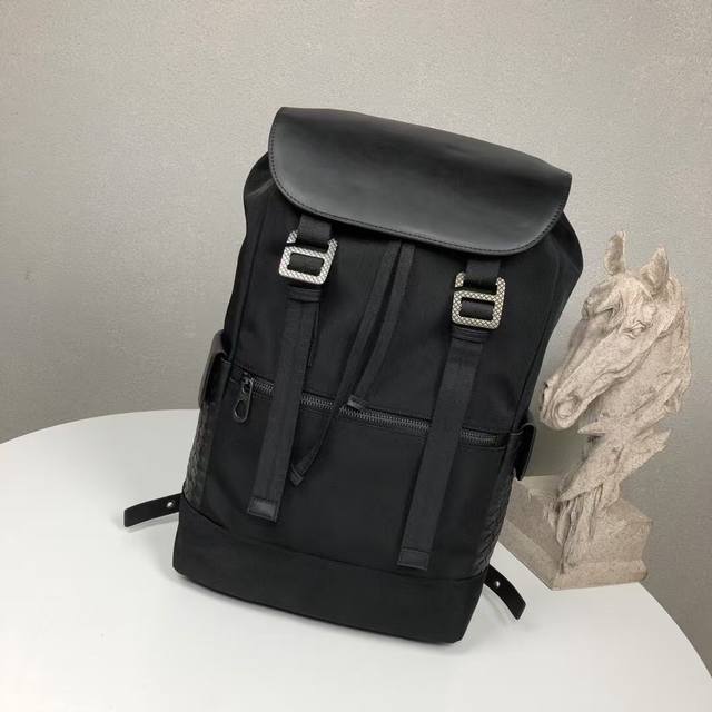 Bottegaveneta 葆蝶家 意大利奢侈大品牌，男士双肩背包，翻盖头层牛皮配帆布，之所以矜贵，在于纵横交错的皮革简直就是耗时耗工的手艺精品，制作流程复杂，