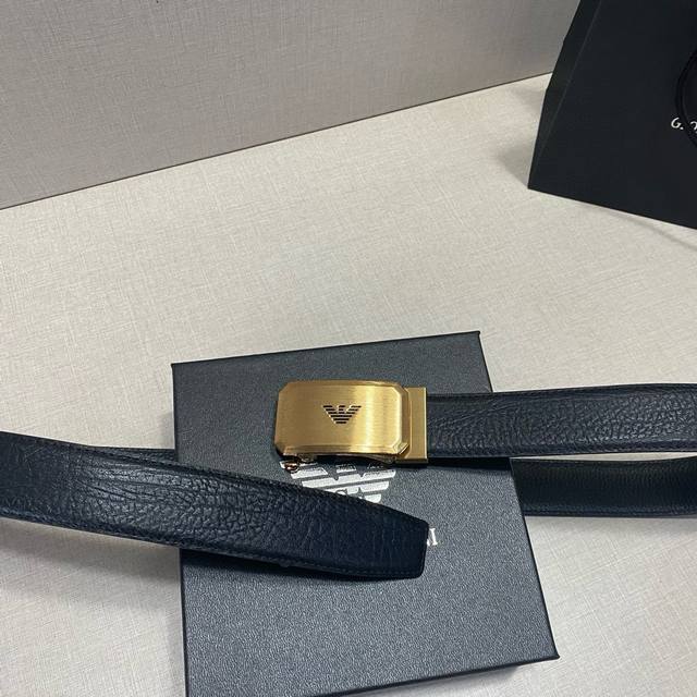 品牌：阿玛尼Armani。 等级：头层牛皮、经典爆款专柜在售、油边精致 电脑车线 实物拍摄无修饰 上身效果极好 送礼自用首选配全套专柜包装扣头：广州原版扣自动长