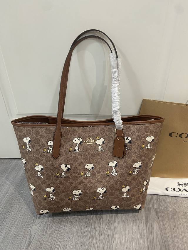 Coach's new May arrival, the new Snoopy City Tote, features a kawaii monogram de