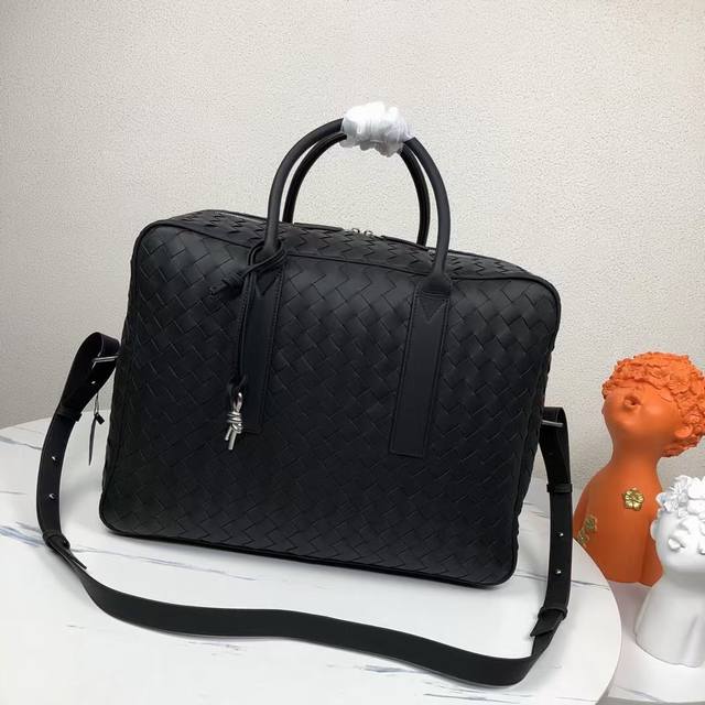 来一场说走就走的旅行吧Bottega Veneta 男士旅行包不比行李箱的沉重，这款旅行包的容量和轻便真的非常适合短途旅行，柔软的牛皮革减轻了手中的负担容量非常
