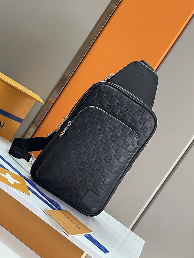 顶级原单原版开发，全钢五金本款 Avenue 单肩包取材 Taga 牛皮革，顶部配有小号拉链袋，重绎路易威登的经典设计。可调节肩带方便左右固定，帆布肩带及内衬秉