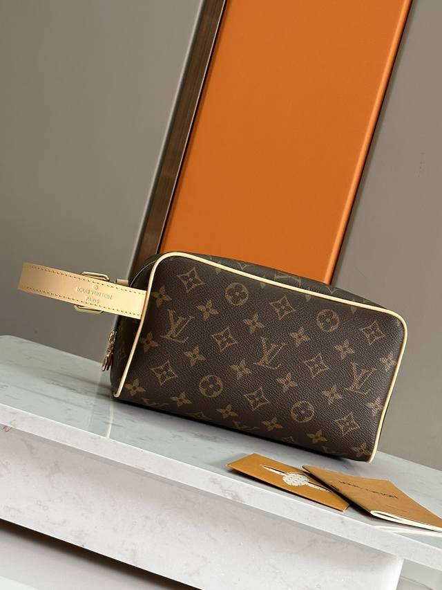 顶级原单 M83112 老花！ 化妆包 Locker Dopp Kit兼備現代的時尚風格及路易威登標誌性的典雅格調，以品牌經典的Monogram Eclipse