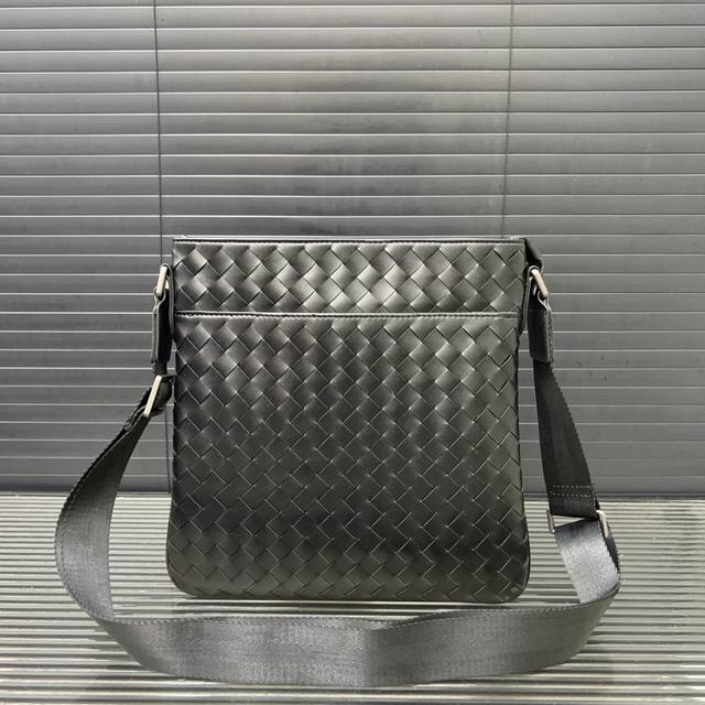 Bottega Veneta 葆蝶家手工编织男士单肩包 斜挎包 经典百搭 实物拍摄 原厂原版面料 配送防尘袋 25 X 27 Cm。