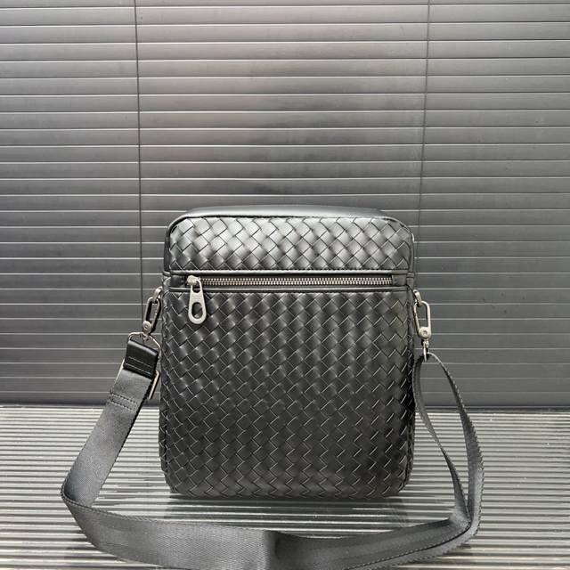 Bottega Veneta 葆蝶家手工编织男士单肩包 斜挎包 经典百搭 实物拍摄 原厂原版面料 配送防尘袋 24 X 26 Cm。