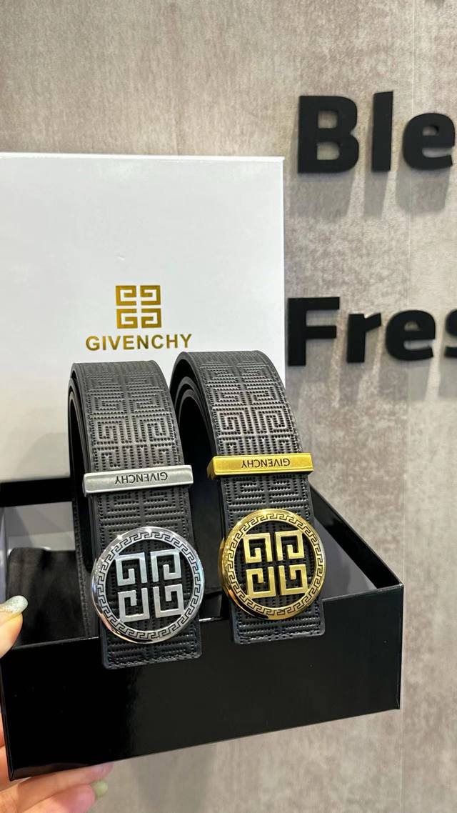 This Givenchy belt, crafted from luxurious cowhide, exudes originality and sophi