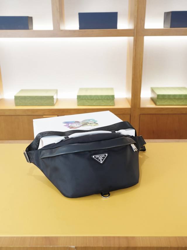 Prada 普拉达 官网同步 高版本 腰包 胸包 永恒不过时的标志性产品 纯原单布料 顶级五金制作 非市面普通版本 今年最爱的款式 全部实拍 实用性非常高 完全
