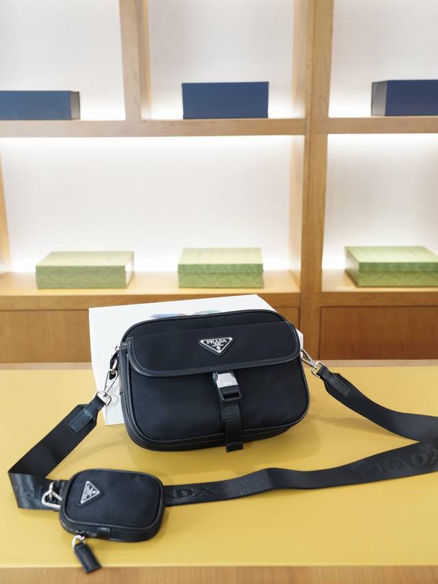 Prada 普拉达 官网同步 高版本 斜挎单肩背包 永恒不过时的标志性产品 纯原单布料 顶级五金制作 非市面普通版本 贸易公司订单货 全部实拍 实用性非常高 完