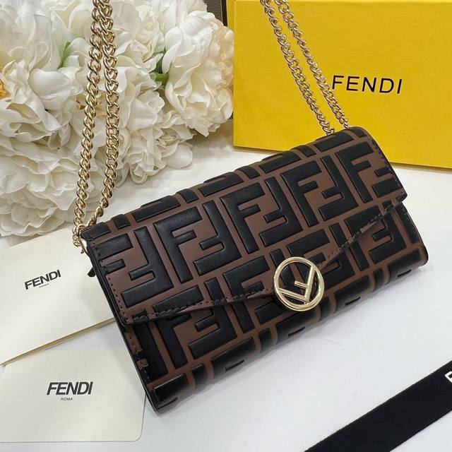 Fendi 2602颜色 黑棕色尺寸： 19*10.5*3.5Fendi 专柜同步，可肩背专柜品质顶级进口牛皮 海外订制钥匙扣五金 做工油边精湛