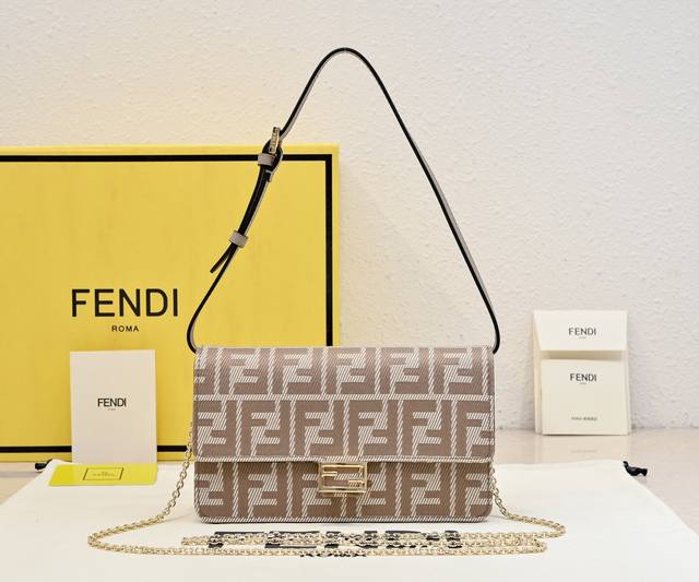 Fendi Baguette链条皮夹 ～经典老花布料 配有一根可调节皮肩带，一根链条，外型小巧玲珑超百搭使用起来更加是得心应手，多种背法，轻松驾驭各种风格～68