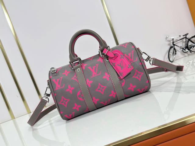 升级原版 M14989萤光蓝色，灰色M46271黑花 枕头包 本款 Keepall 25 手袋取材 Monogram Eclipse Reverse 帆布，展现