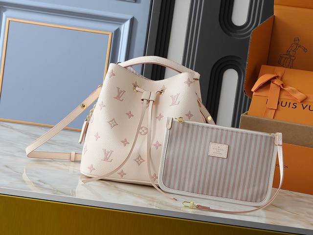 升级原版 M14401 M44022 本款 NéOnoé 中号手袋以经典 Monogram Empreinte 皮革演绎同色美学，借耀目链条装饰释放当季新意。齐