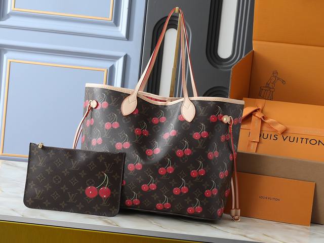 升级原版 M13263 M40995 本款 Neverfull 中号手袋以灵动笔触重绎路易威登 X 村上隆复刻系列的欢快元素，令甜美樱桃图案栖身于 Monogr