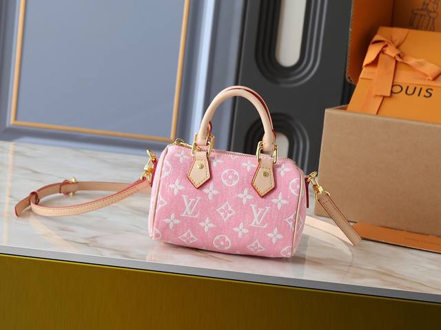 升级原版M81168对版牛仔蓝M81213对版牛仔粉 M81085老花，Nano Speedy 手袋是经典 Speedy 手袋的玲珑演绎，此次取材 Monogr