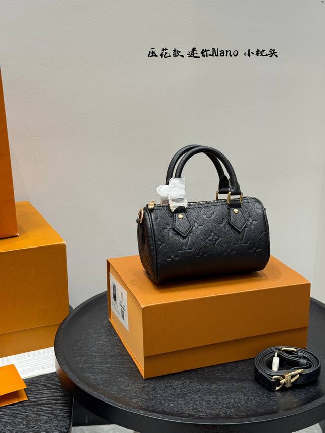 配礼盒Size：Mini 16*10Cm Lv 压花款Speedy Nano迷你枕头包新款的肩带可以调节拆卸；线条精致，小巧轻便又时尚～细节质感在线，四季百搭