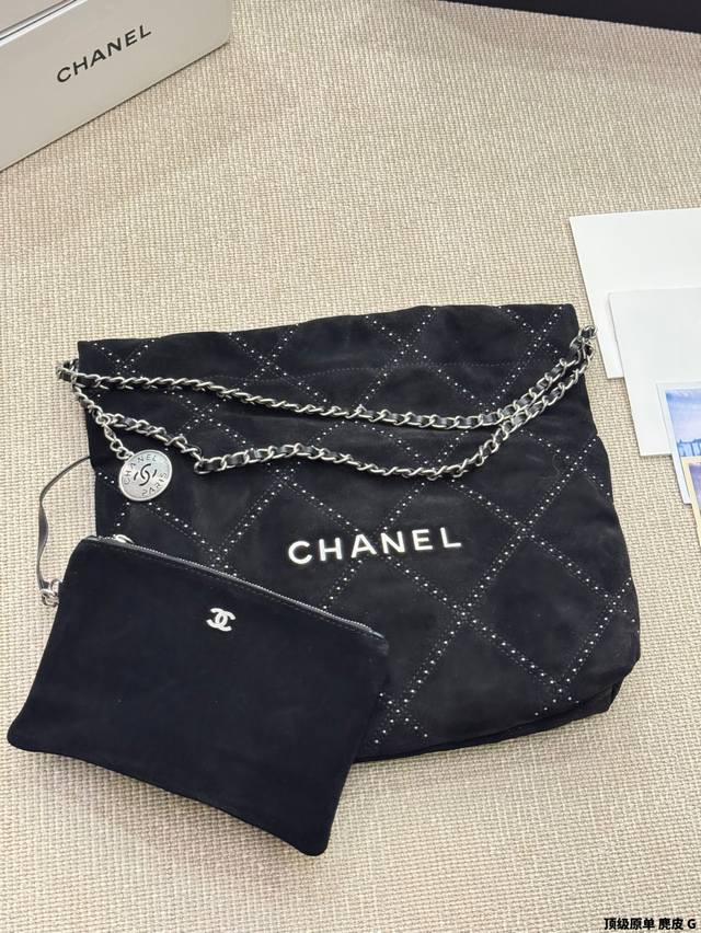 Top-quality original suede Chanel 25 new 22Bag rivet deerskin garbage bag. This