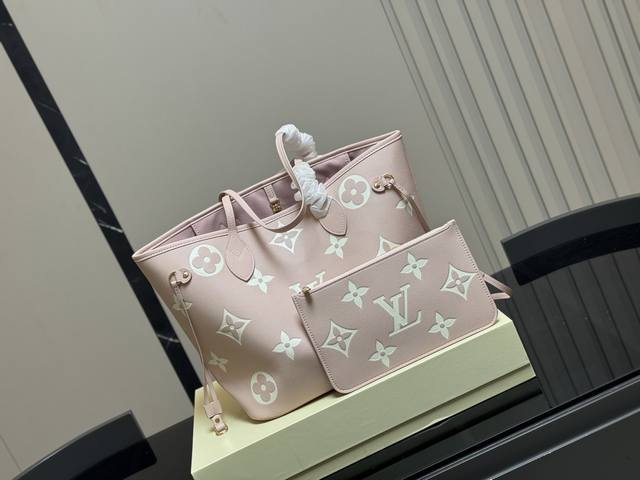 配盒Size： 32底*28高Cmlv Neverfull 中号购物袋！骨灰级产物！经典到无可复制！有质感！有味道！