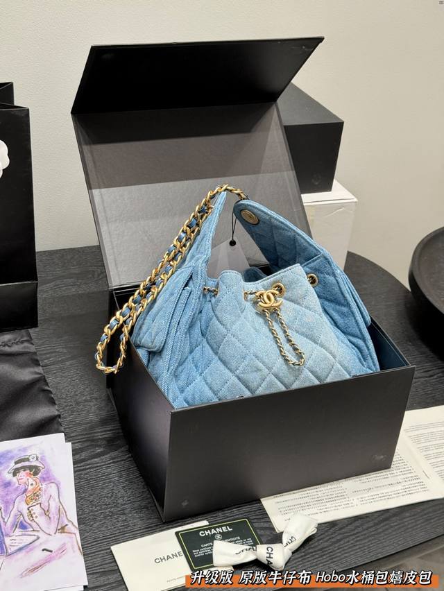 礼盒包装升级版 高品质！原版布Size 26*22Cm 小号香奈儿 Chanel丹宁牛仔Hobo 嬉皮包这一季最火的腋下 抽口水桶包爆款羊皮纹嬉皮腋下包！不得不