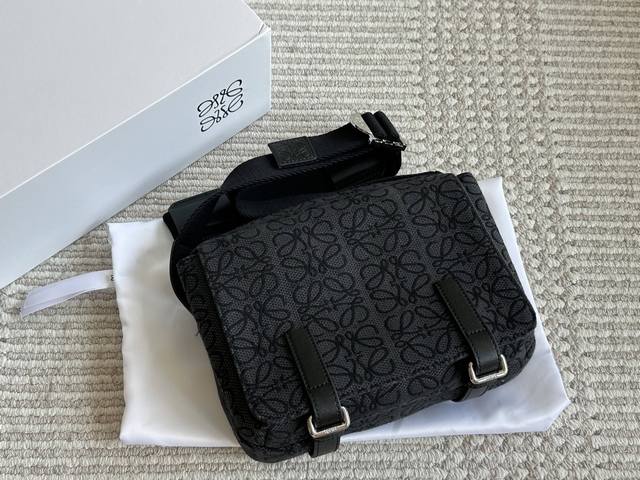 牛皮版本 Loewe 罗 意威 男包新款 Military 宽肩带印花翻盖邮差包单肩斜挎包 品 包包容量很大配上字母肩带 上身超级好看！容量大牛皮峦荔枝纹的比较