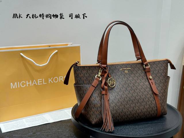 礼盒包装Mk 购物袋出货 大托特包Tote 腋下真哒是人手必备 品牌力荐 大容量 很能装 推荐给大家 内里带Logo 兼具定型包优雅和轻松慵懒休闲范 充满时尚感 礼盒包装Mk 购物袋出货 大托特包Tote 腋下真哒是人手必备 品牌力荐 大容量 很能装 推荐给大家 内里带Logo 兼具定型包优雅和轻松慵懒休闲范 充满时尚感