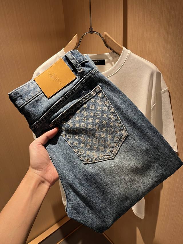 Louis Vuitto Spring/Summer 2025 Men's Classic Washed Straight-Leg Jeans. Perfect