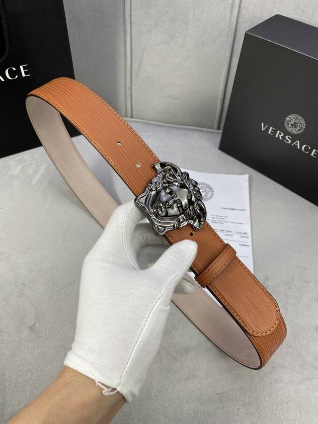 Width 4.0cm This Versace belt with a rippled sand base is adorned with the iconi