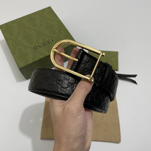 Gucci classic style with embossed small G flower, lining with color-changing fro Gucci classic style with embossed small G flower, lining with color-changing fro