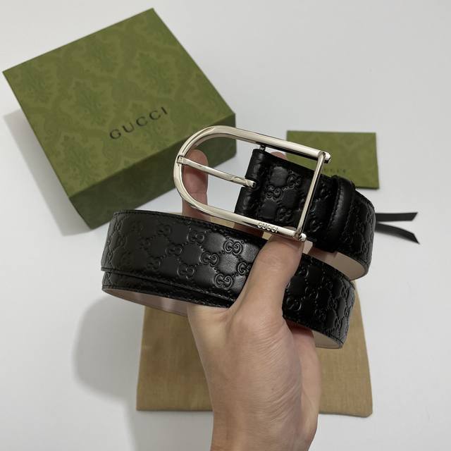 Gucci classic style with embossed small G flower, lining with color-changing fro Gucci classic style with embossed small G flower, lining with color-changing fro