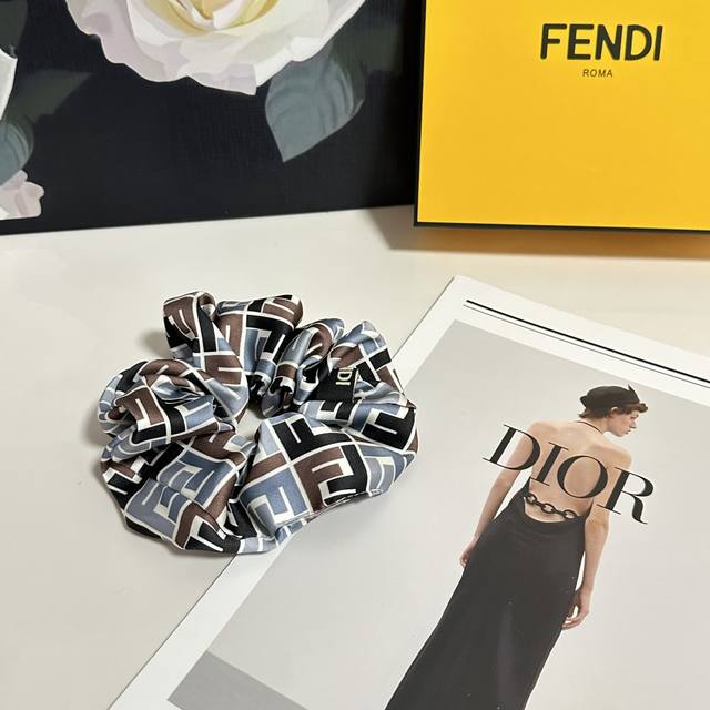 特 单个 配全套包装Fendi 芬迪 爆款真丝发圈,专柜款出货一看就特别高档 超级百搭 必须自留 特 单个 配全套包装Fendi 芬迪 爆款真丝发圈,专柜款出货一看就特别高档 超级百搭 必须自留
