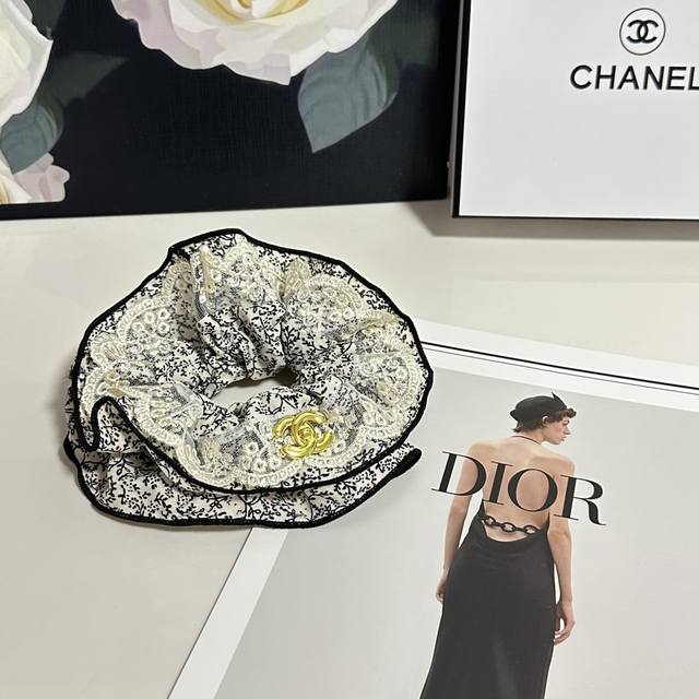 特 配专柜包装Chanel 香奈儿 最新小香风发圈小仙女快入手特殊材质 不嘞头可盐可甜~ 特 配专柜包装Chanel 香奈儿 最新小香风发圈小仙女快入手特殊材质 不嘞头可盐可甜~