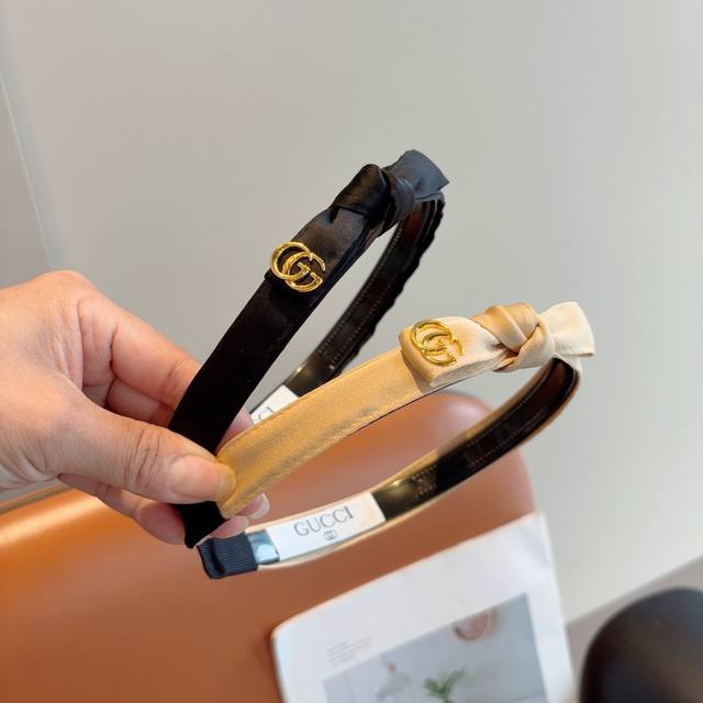 配包装 Gucci古奇 官方经典新款双G发箍,女神必备单品,非常百搭,时尚潮流 配包装 Gucci古奇 官方经典新款双G发箍,女神必备单品,非常百搭,时尚潮流
