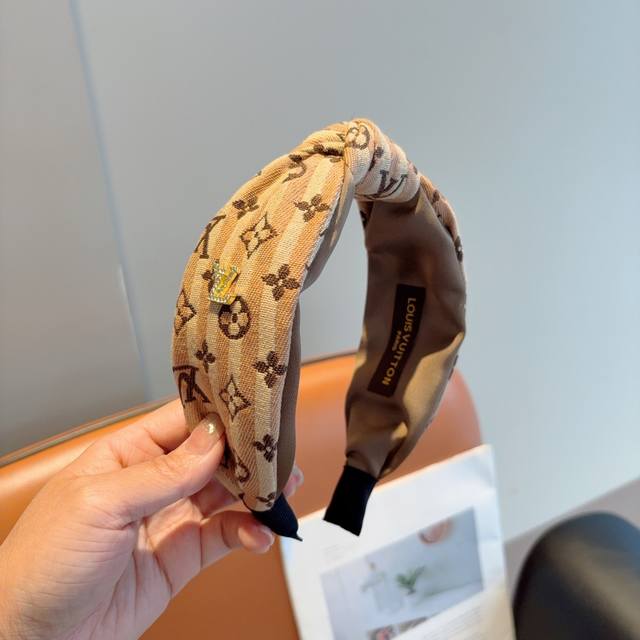 配包装 Lv 路易威登 经典新款中间结宽版发箍,时尚可爱宽边头箍,专柜最新款来袭时尚百搭,女神必入 ! 配包装 Lv 路易威登 经典新款中间结宽版发箍,时尚可爱宽边头箍,专柜最新款来袭时尚百搭,女神必入 !