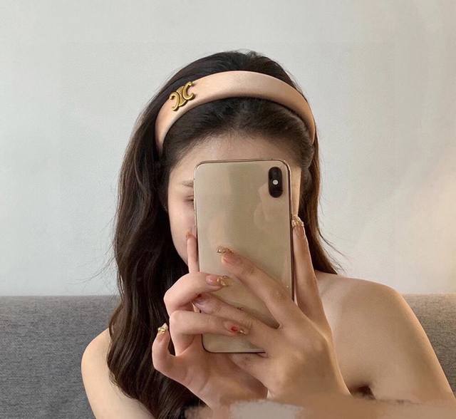 with packaging. A Celine internet celebrity hit, comfortable and stress-free, a