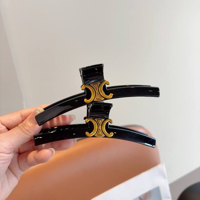 with packaging Celine's new fashion clip hairpin, a must-have item for goddesses