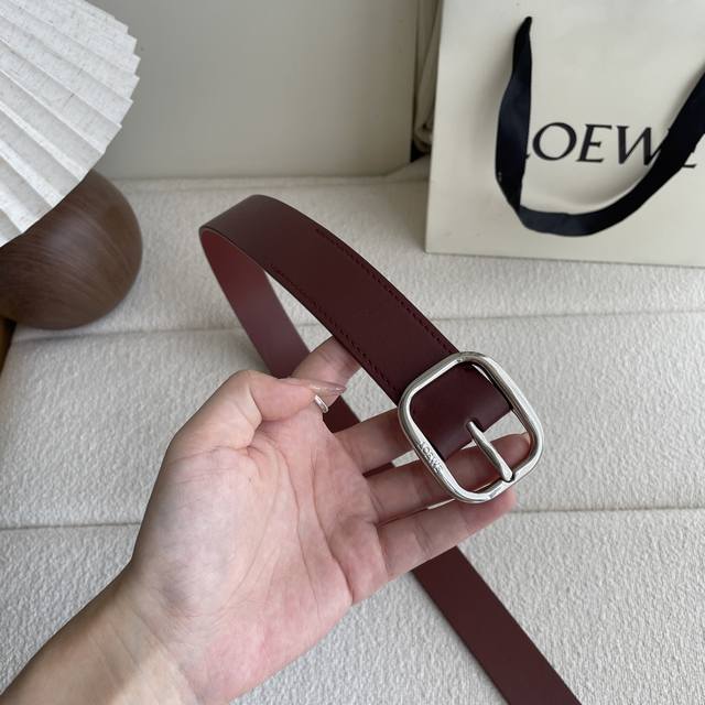 特 Loewe新款植鞣牛皮革柔软腰带，皮革经过处理，会自然老化并随着时间展现岁月光泽。圆形搭扣，3.2Cm宽，五孔调节，镌刻Loewe标志。颜色：深棕色 银扣