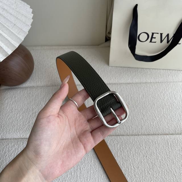 特 Loewe新款柔软粒面牛皮革腰带，圆形搭扣，3.2Cm宽，五孔调节，镌刻Loewe标志。颜色：苔原绿色 银扣