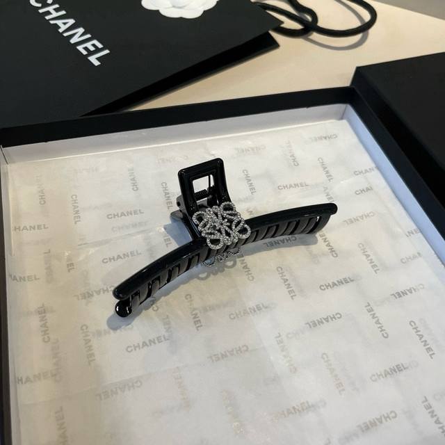 Loewe罗意威新款发夹