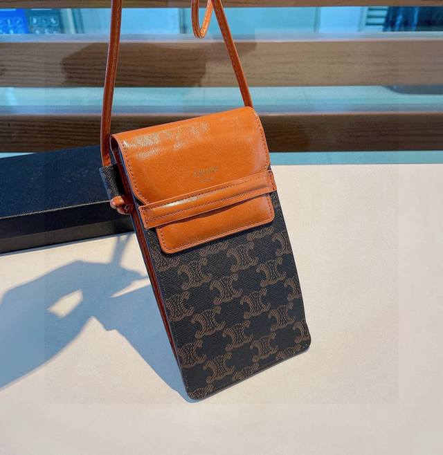 Celine's most popular Arc de Triomphe monogram mobile phone bag this year, can b