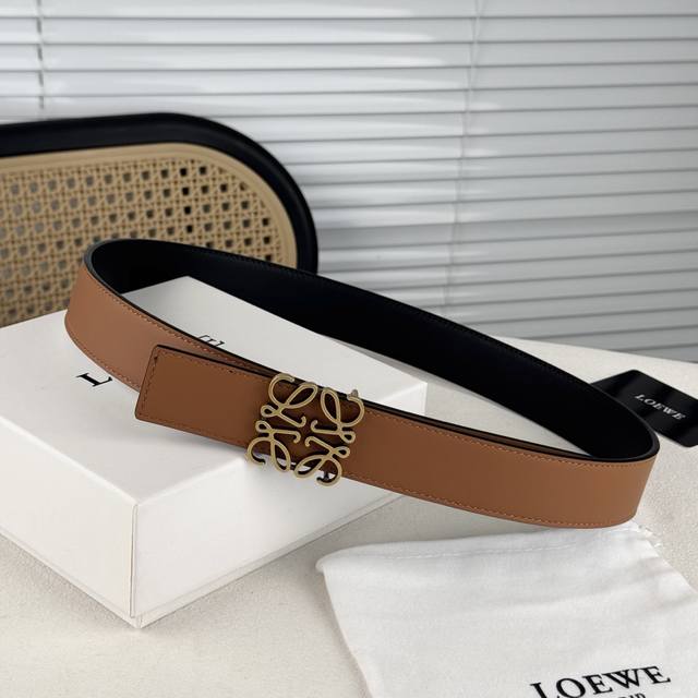 Loewe罗意W。 经典款！平纹小牛皮腰带 双面均可佩戴。 字母组合平滑扣、手工细致精巧 3.5Cm