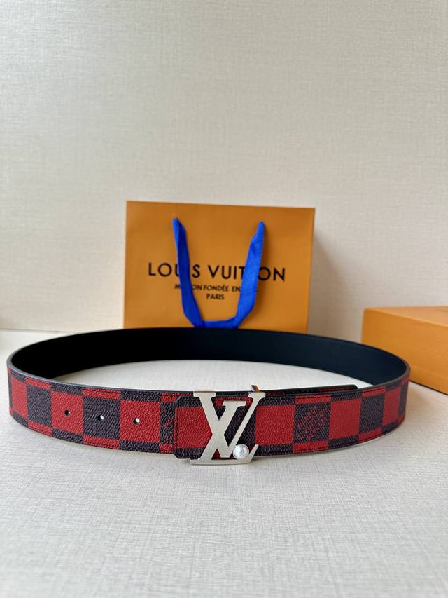 本款4.0宽 Lv Initiales 双面腰带出自 春夏男装秀场，为 Damier Pop 帆布浸染潮流新色，翻转可见光滑素雅牛皮革。Lv 字母搭扣与崭新 L