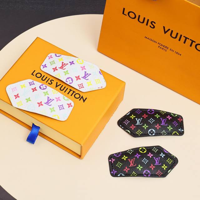 Lv&黑白三彩对夹以其标志性的花朵图案就在时尚圈火了很久经典老花汲取色彩灵感，以三彩填充图案清爽白底充满活力与鲜活感官，呈现时尚减龄气质090045 一对