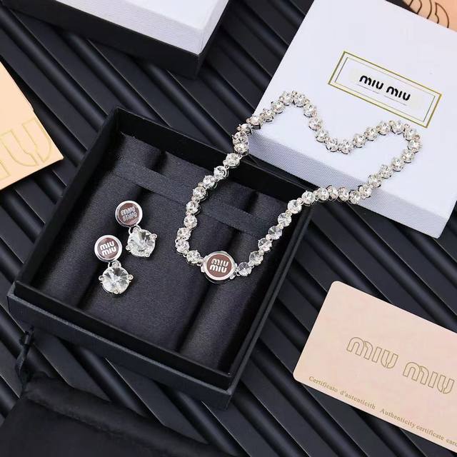Miumiu 珐琅纽扣满钻项链Miumiu的Logo设计元素，极简主义，不只是简单，每个细节都透露出气质美感是夏季不可缺少的小精致一眼就被这款吸引了，非常漂亮的