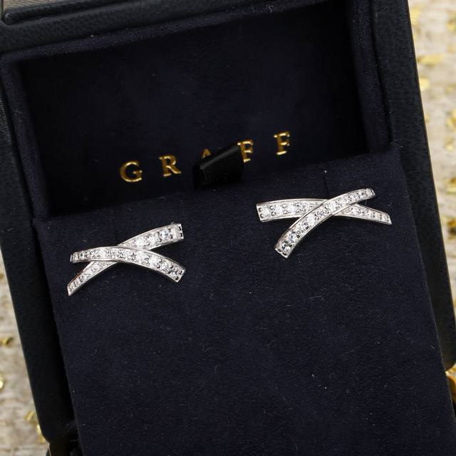 206661 我们出品 Kiss耳钉，可订做真金真钻，只做对版Zp真金货，Pk市面各种金货量大咨询客Fukiss白金吊坠以简约时尚的设计勾勒动人之吻，演绎现代爱