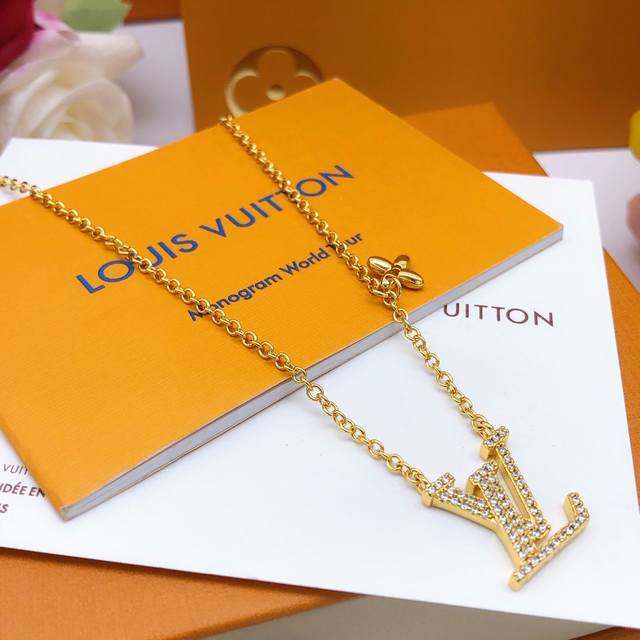 编号Lxl0027 Lv*最新款项链镶钻 一致Zp黄铜材质 编号Lxl0027 Lv*最新款项链镶钻 一致Zp黄铜材质