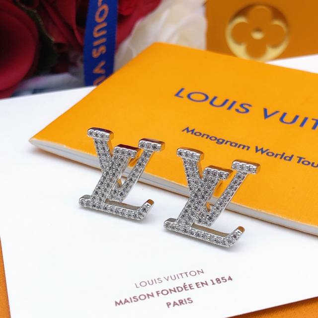 编号Led0052银色 编号Led0038金色 编号Led0049玫瑰金色 Lv最新款字母耳钉镶钻 三色可选 一致Zp黄铜材质 编号Led0052银色 编号Led0038金色 编号Led0049玫瑰金色 Lv最新款字母耳钉镶钻 三色可选 一致Zp黄铜材质