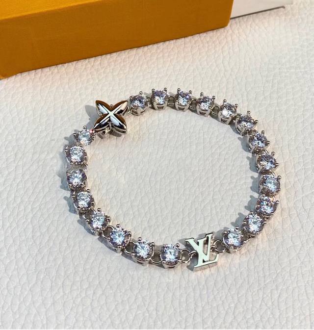 Lv 秋冬新品 十字花 Logo字母 满钻 手链 男女均可佩戴 精选原版一致材质 超精工！！！必入款呀呀呀 上身太美了 极力推荐 铂金色 手链