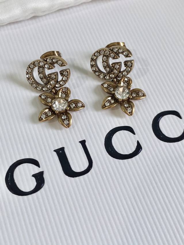 Gucc retro-style earrings are so stylish! They're a real eye-catcher, even more