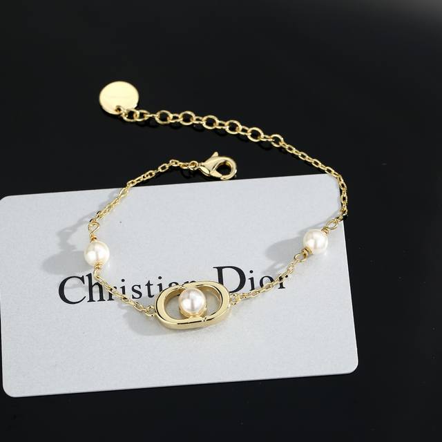 Dior's hot-selling new pearl bracelet is not a common item on the market. It is Dior's hot-selling new pearl bracelet is not a common item on the market. It is